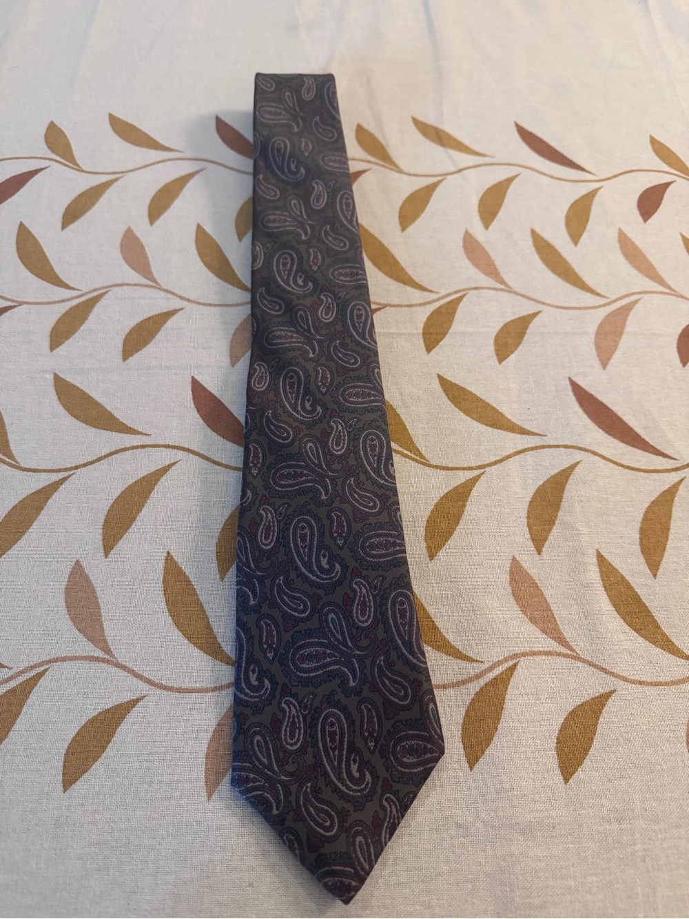 Hunter Men's Paisley Tie in Navy with Burgundy Paisley